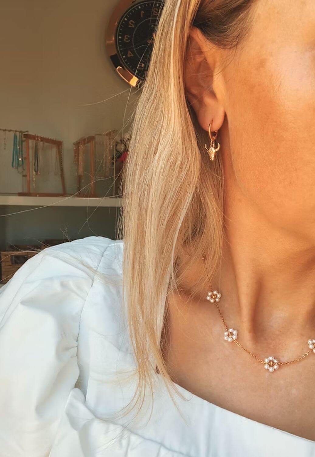 Treasure Chest Co Womens Pearly Flower Necklace