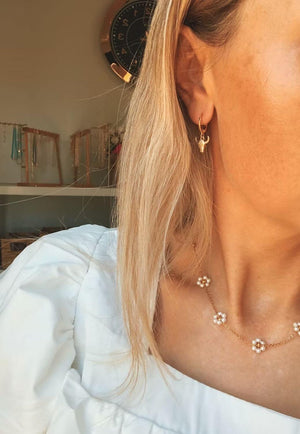 Treasure Chest Co Womens Pearly Flower Necklace