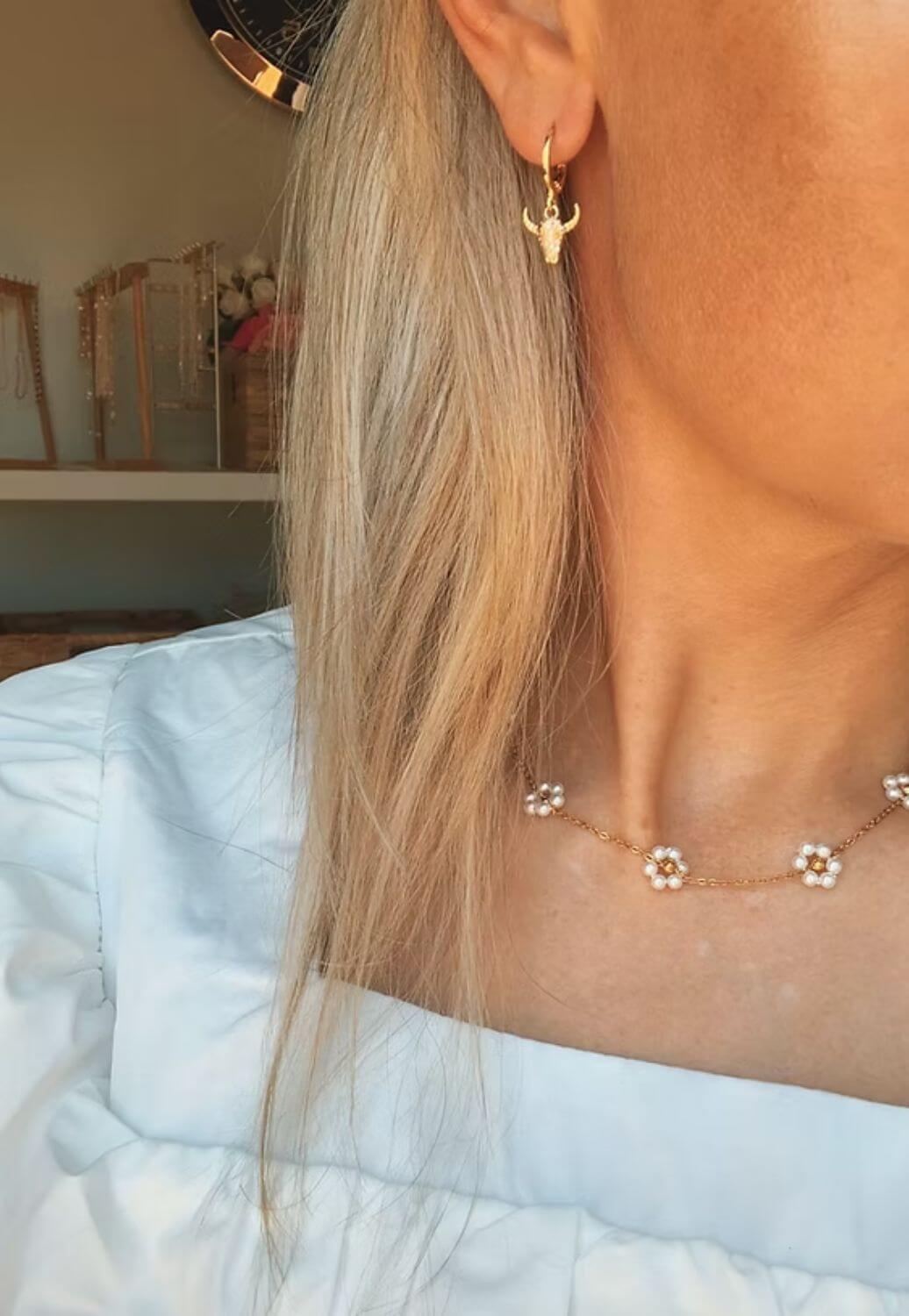 Treasure Chest Co Womens Pearly Flower Necklace