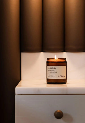 Etikette Larapinta In Sandalwood and Pepperberry Candle